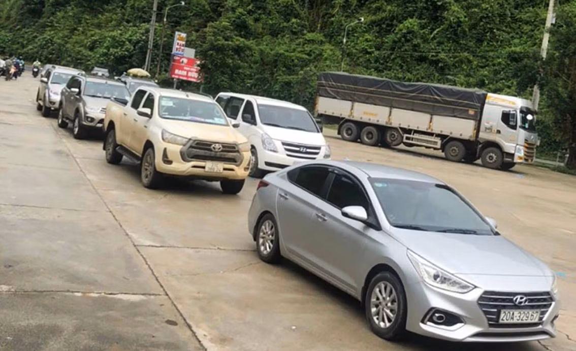 Xe cộ nối đuôi nhau tại khu vực cửa ngõ vào Lâm Đồng