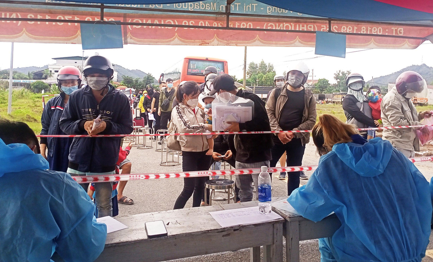 Người dân đi xe máy khai báo tại chốt Madaguoi.