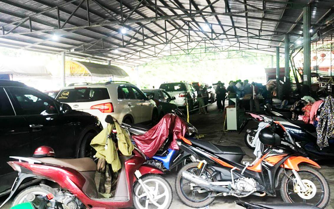 Nhiều người và phương tiện chờ làm thủ tục qua chốt đèo Chuối