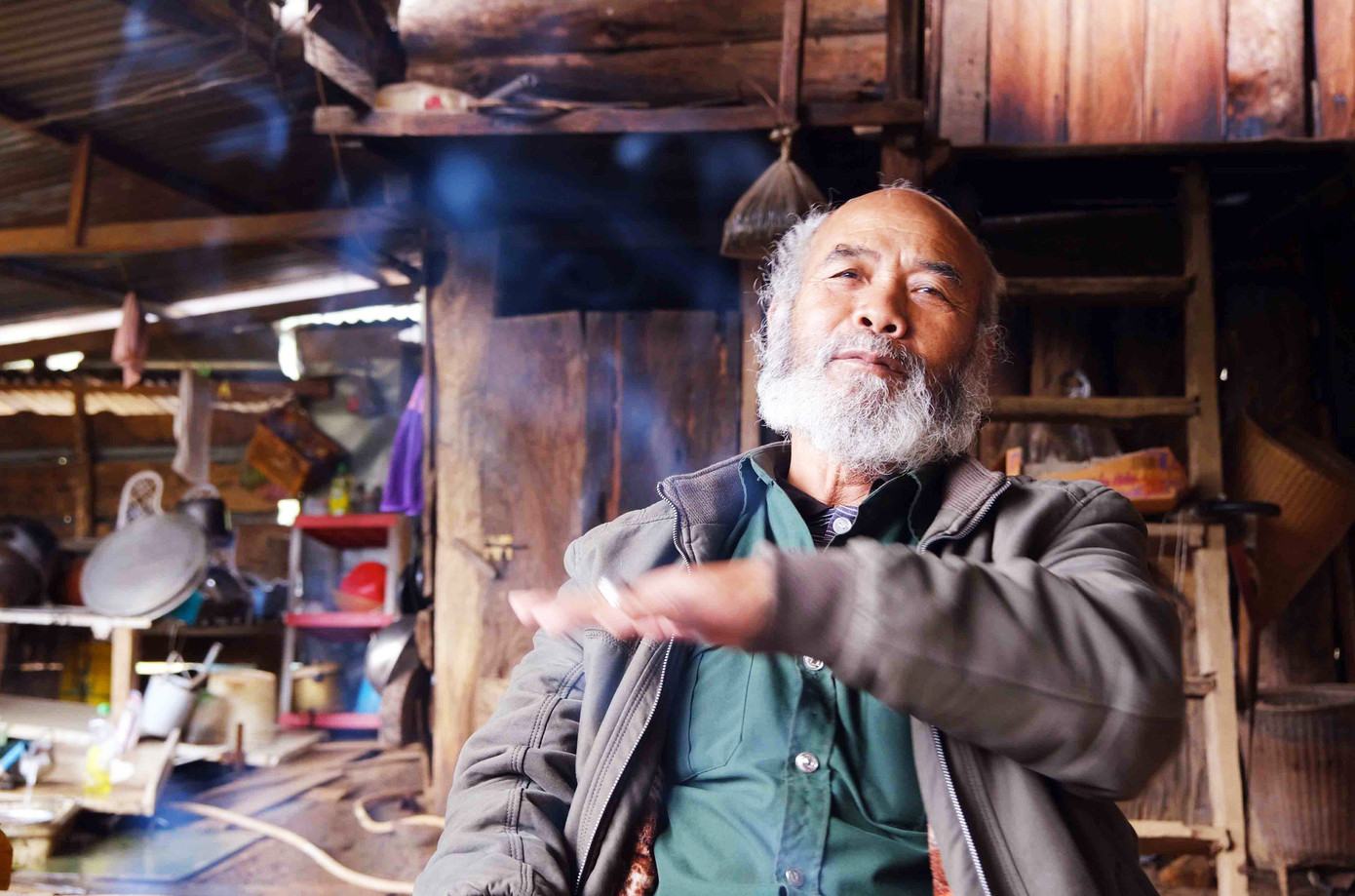 Già làng sống trong căn chòi đơn sơ Già làng sống trong căn chòi đơn sơ