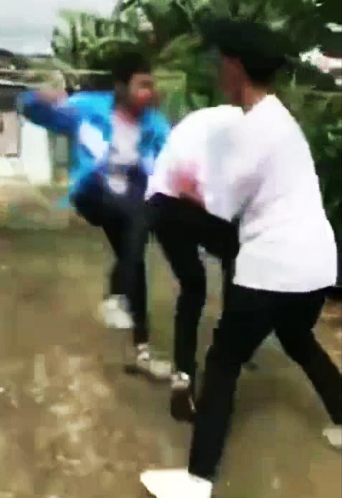 N.Q.Kh bị đánh hội đồng. Ảnh cắt từ clip N.Q.Kh bị đánh hội đồng. Ảnh cắt từ clip