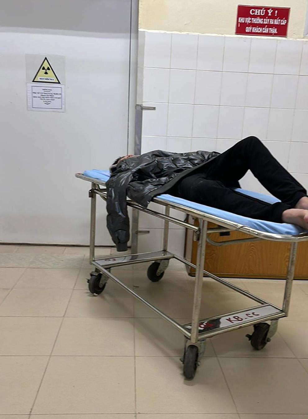 Kh. phải vào điều trị tại bệnh viện Kh. phải vào điều trị tại bệnh viện