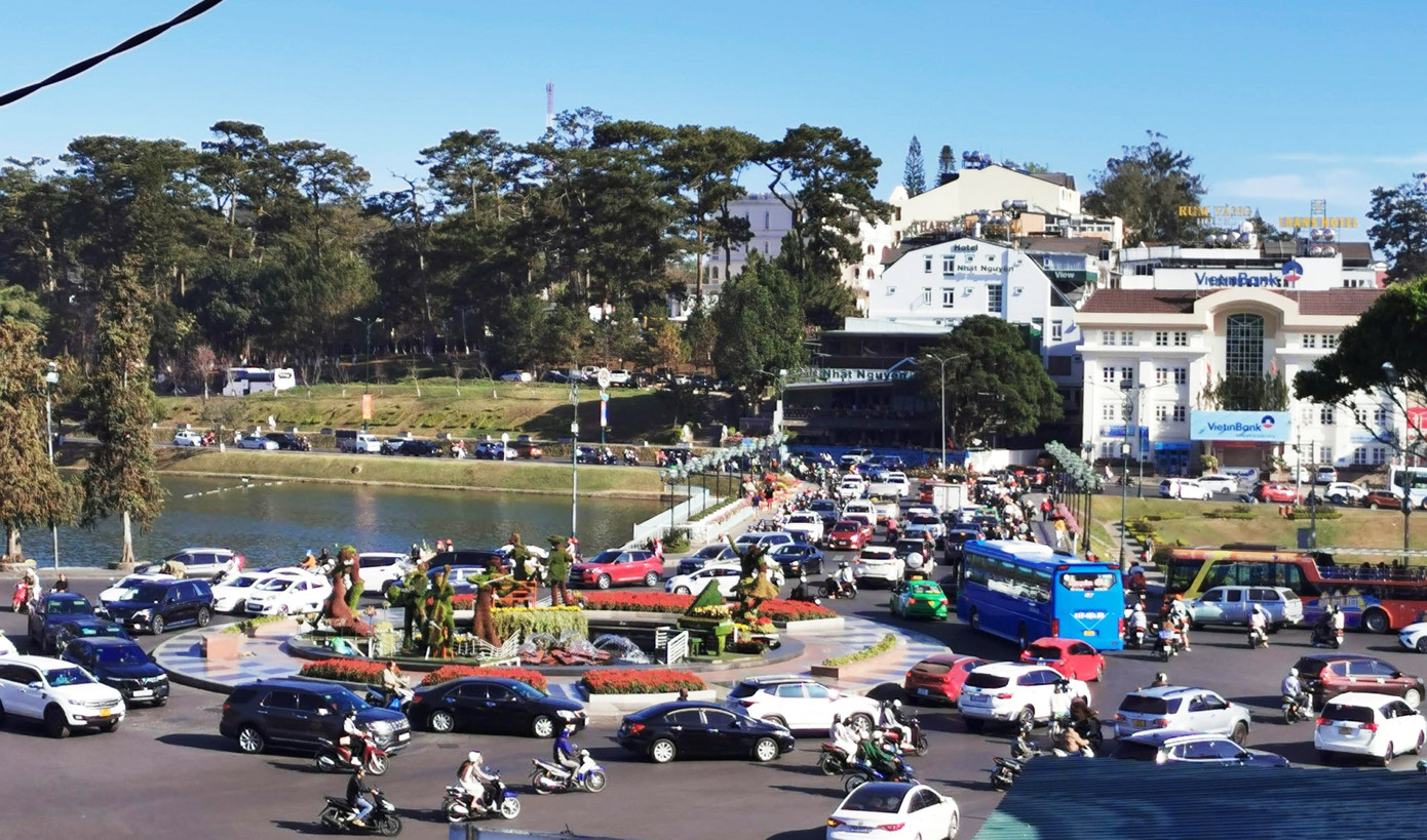 Lượng xe cộ khá lớn đổ về trung tâm TP. Đà Lạt dịp Tết Nguyên đán.