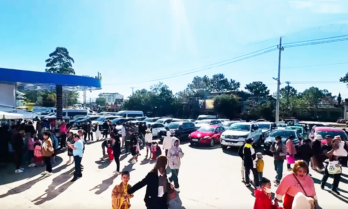 Khu du lịch thu hút nhiều du khách đến tham quan dịp Tết Nguyên đán.