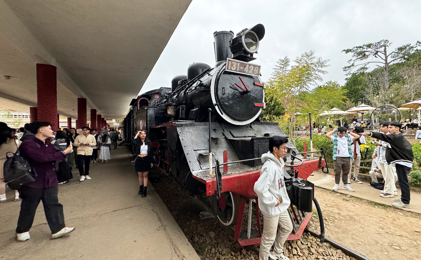 Ga xe lửa Đà Lạt là nơi thu hút giới trẻ đến thăm quan, đi tàu du lịch.