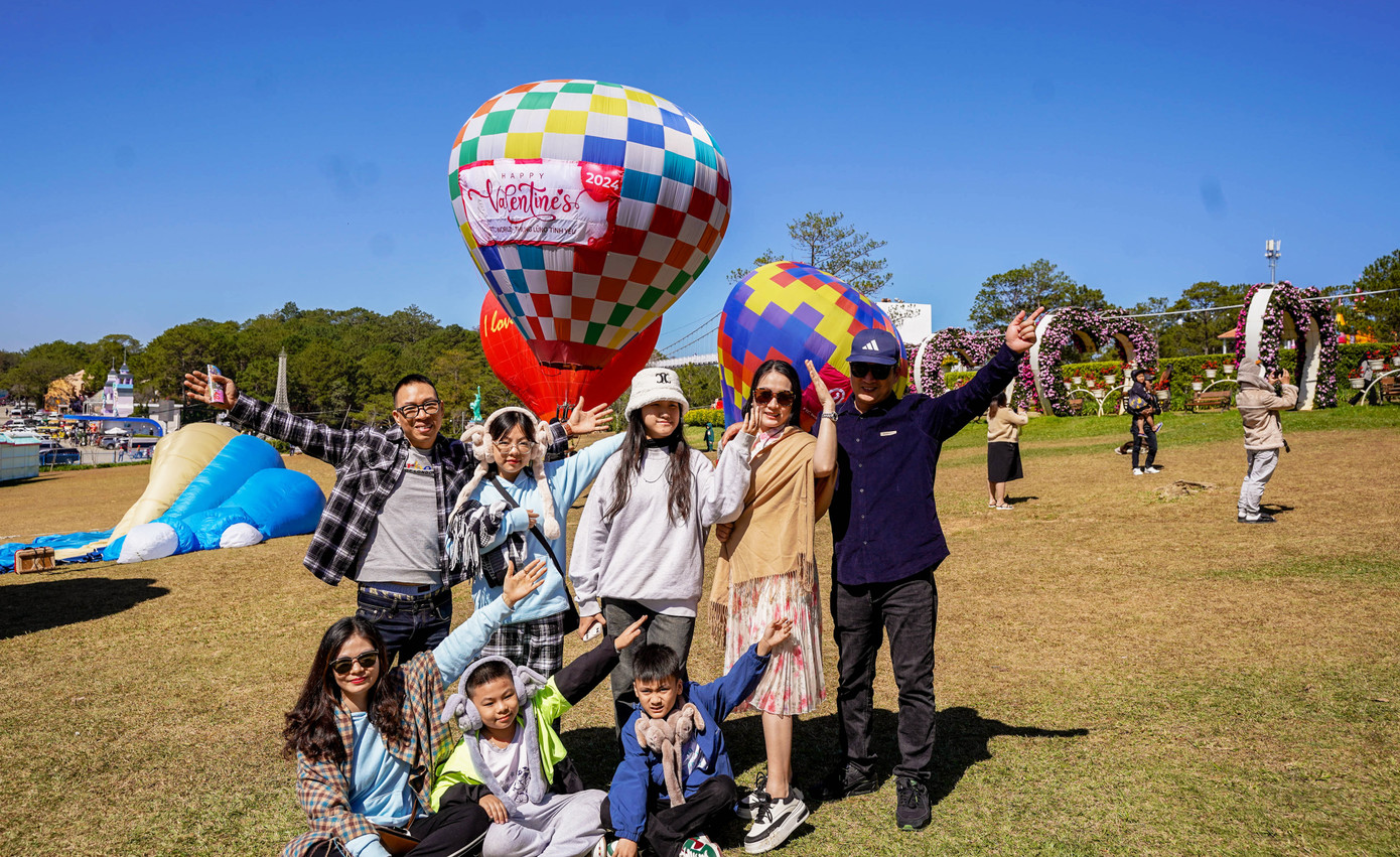 Du khách hào hứng với lễ hội Khinh khí cầu.