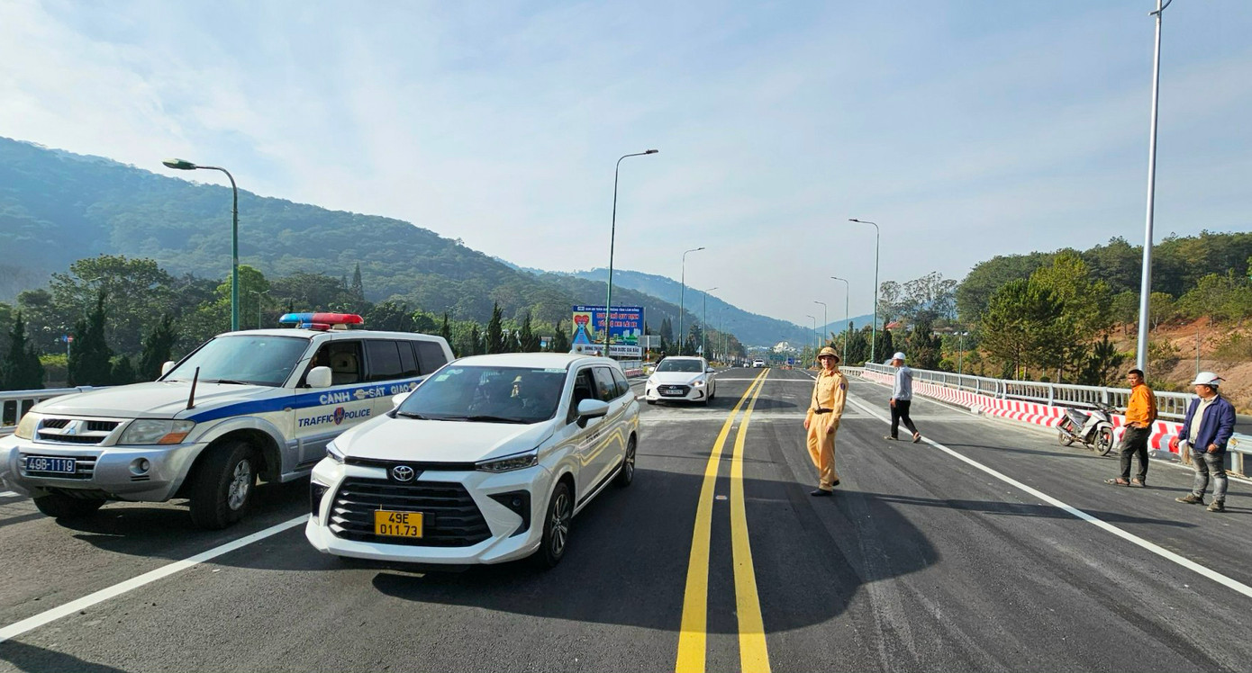 Đường sá được mở rộng và luôn có cảnh sát túc trực điều tiết nên không xảy ra ùn tắc.