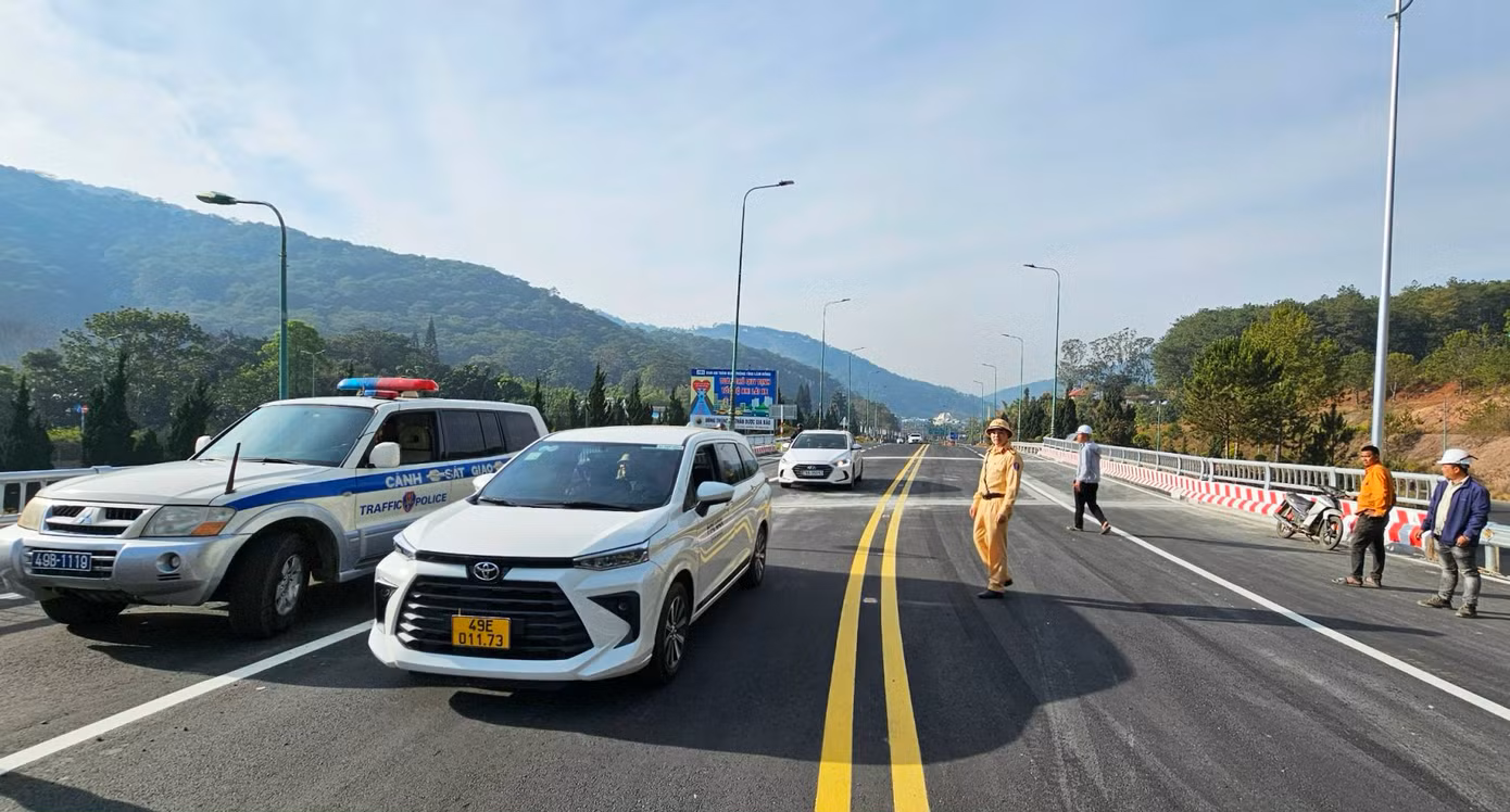 Đường sá được mở rộng và luôn có cảnh sát túc trực điều tiết nên không xảy ra ùn tắc.