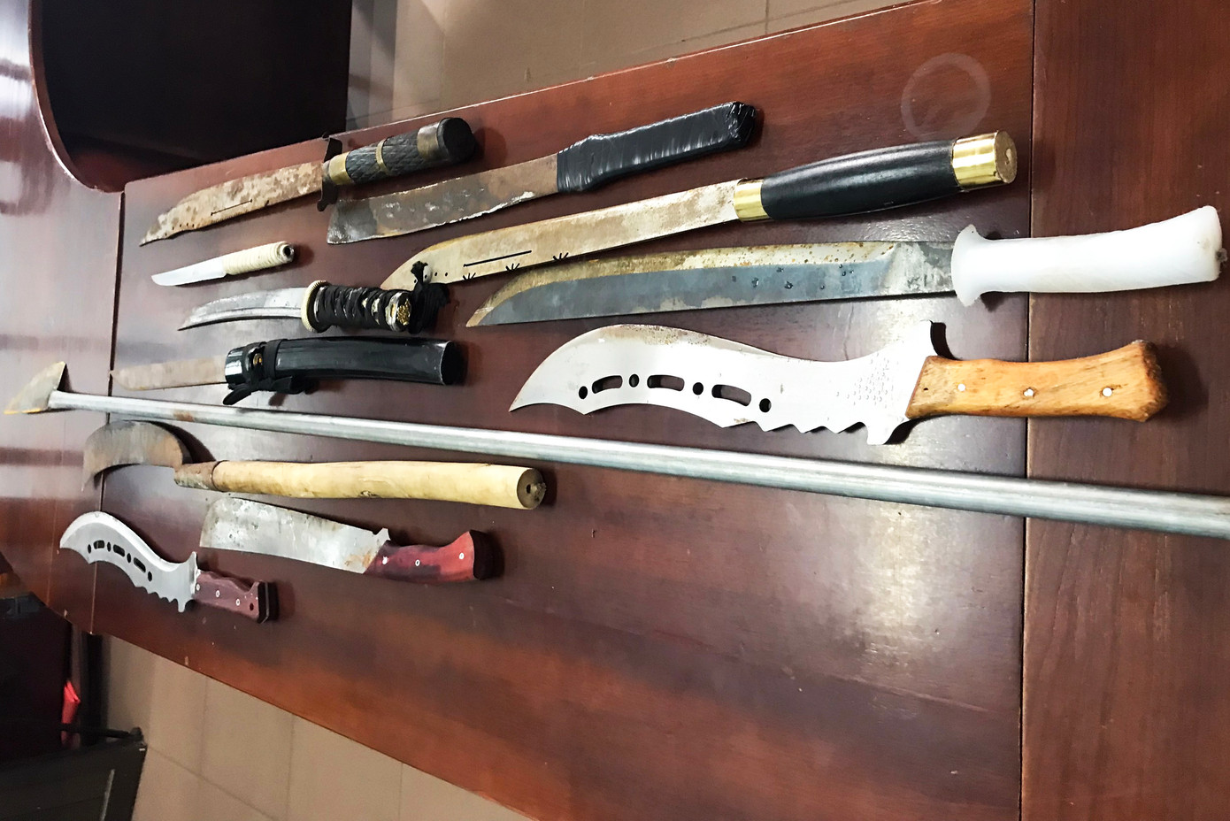 Thu giữ hung khí nguy hiểm từ 2 nhóm thanh thiếu niên. Ảnh: CTV Thu giữ hung khí nguy hiểm từ 2 nhóm thanh thiếu niên. Ảnh: CTV