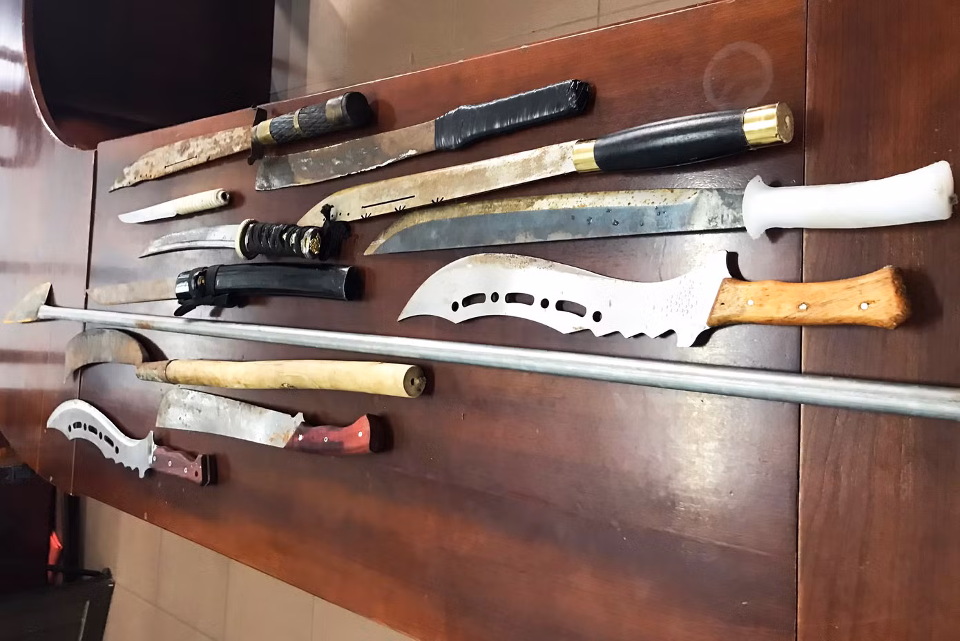 Thu giữ hung khí nguy hiểm từ 2 nhóm thanh thiếu niên. Ảnh: CTV