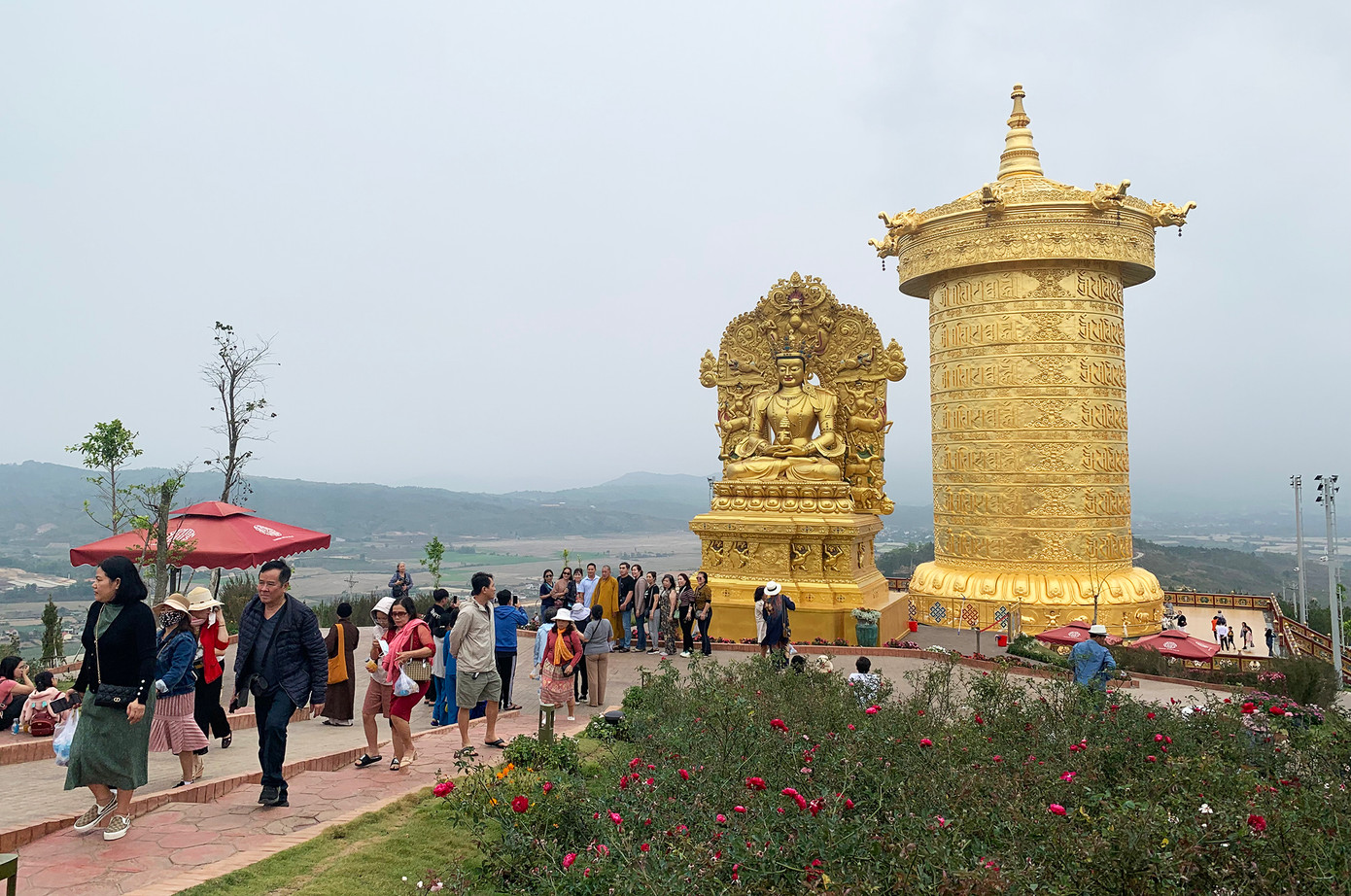 Dòng người tấp nập tại Khu tham quan du lịch văn hoá tâm linh Samten Hills Dalat