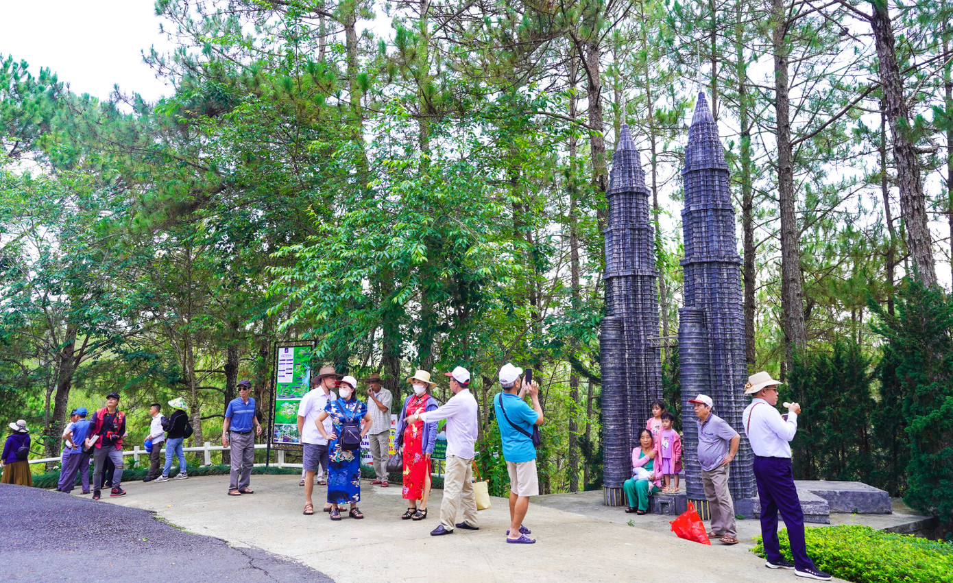 Với không gian cây xanh rộng lớn, Thung lũng tình yêu thu hút nhiều khách tham quan