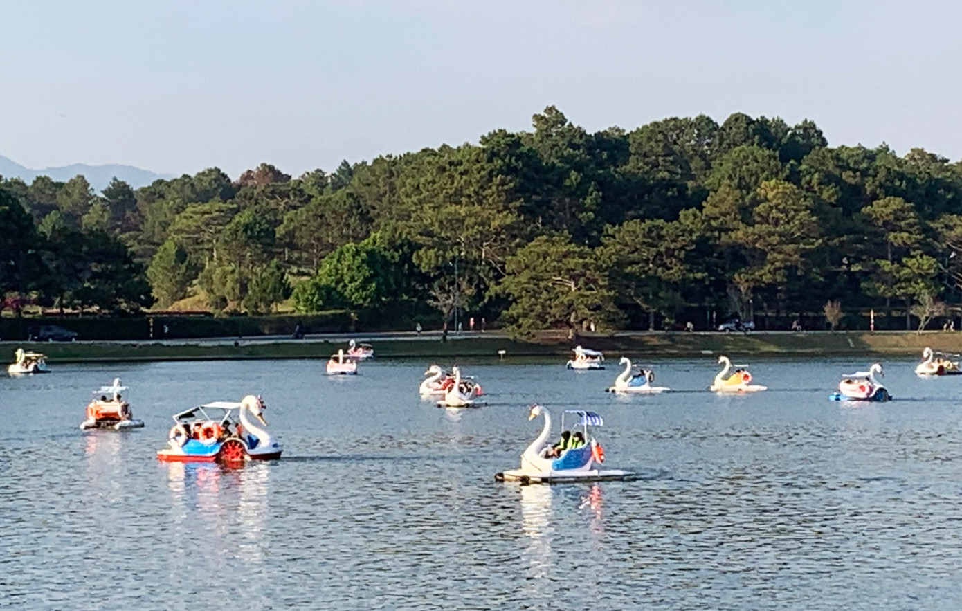 Nhiều du khách giải nhiệt trên hồ Xuân Hương.