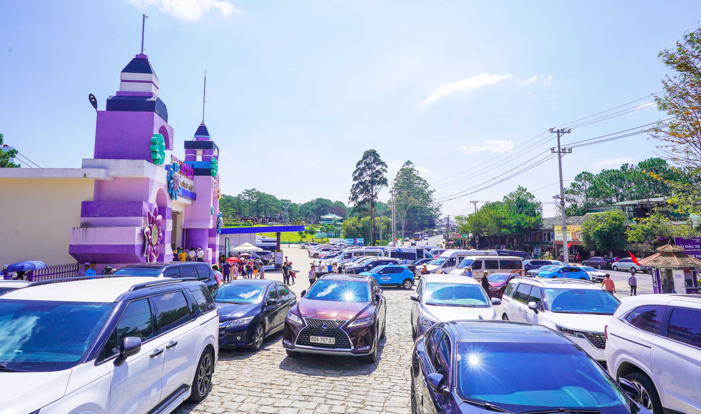 Du khách đổ về khu điểm du lịch.