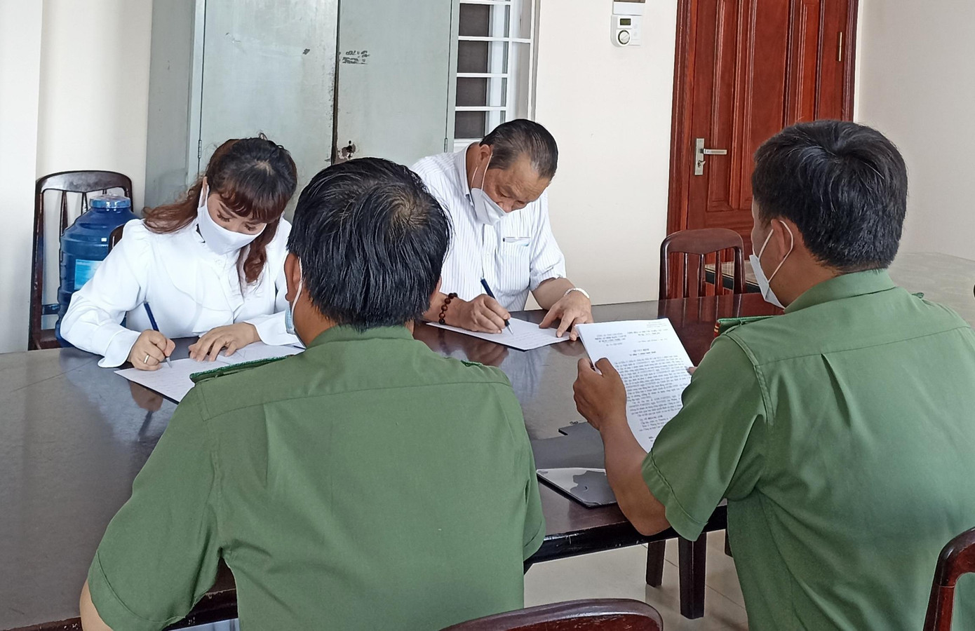 Hai đối tượng Nguyễn Thị Thương và Nguyễn Chu Truyền tại cơ quan công an Hai đối tượng Nguyễn Thị Thương và Nguyễn Chu Truyền tại cơ quan công an