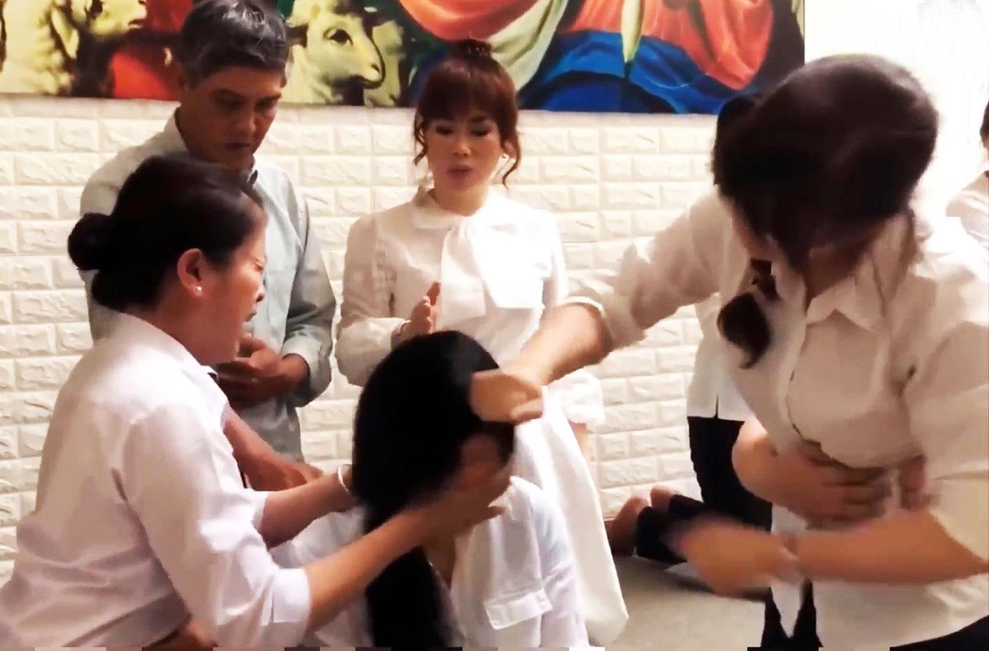 Chữa bệnh bằng cách đánh đập-ảnh cắt từ clip Chữa bệnh bằng cách đánh đập-ảnh cắt từ clip