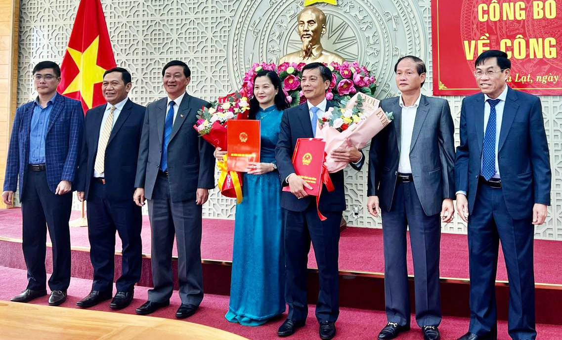 Ông Ngô Kiểm và bà Trần Thị Chúc Quỳnh nhận quyết định điều động, bổ nhiệm Ông Ngô Kiểm và bà Trần Thị Chúc Quỳnh nhận quyết định điều động, bổ nhiệm