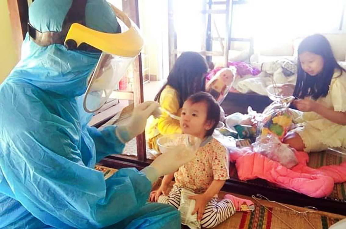 Cán bộ y tế chăm sóc các cháu bé ở khu cách ly F1