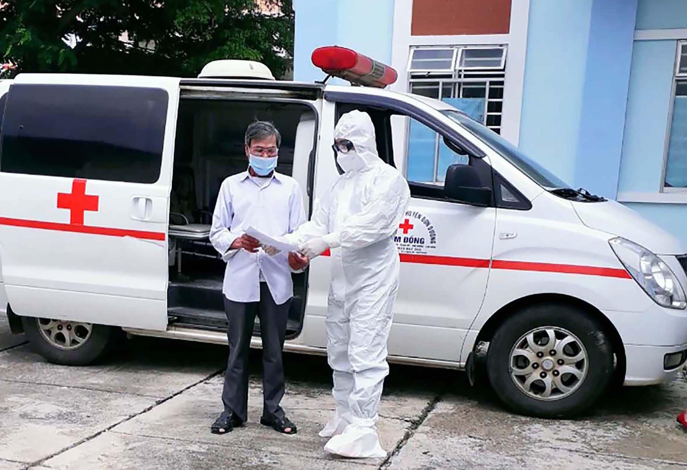 Trao giấy chứng nhận cho bệnh nhân xuất viện