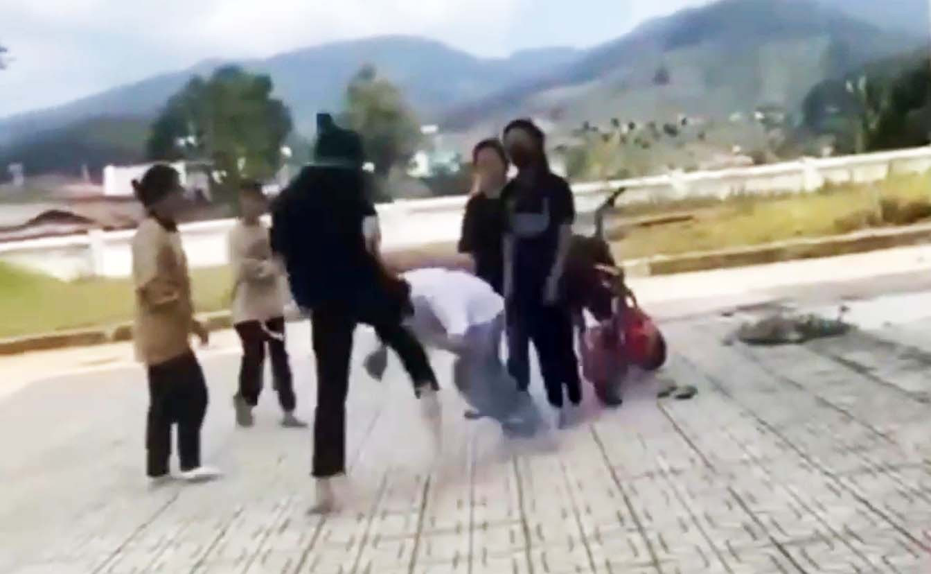 Nữ sinh áo trắng bị đánh. Ảnh cắt từ clip