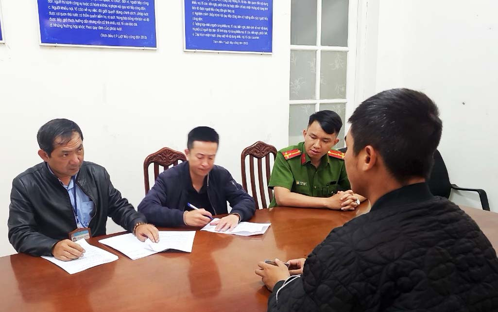 Lực lượng chức năng lập biên bản người vi phạm