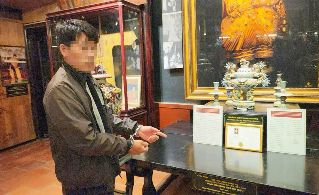 Đối tượng T.V.Th tại hiện trường vụ trộm cắp bình gốm ở XQ Sử quán Đà Lạt