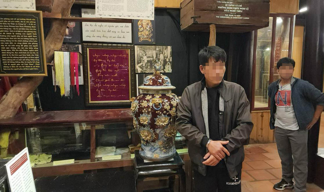 Dẫn giải T.V.Th đi dựng lại hiện trường vụ trộm cắp tài sản