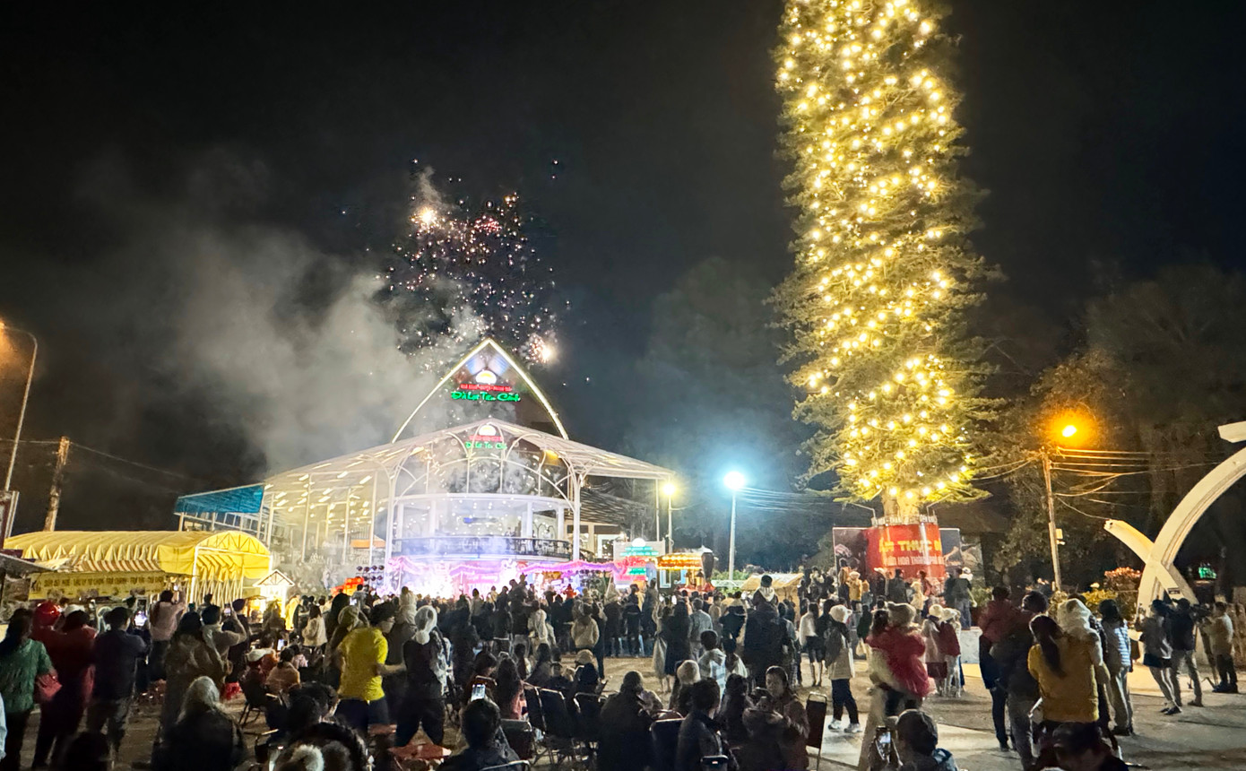 Đêm Đà Lạt rực sáng nhân dịp kỷ niệm 130 năm tuổi Đêm Đà Lạt rực sáng nhân dịp kỷ niệm 130 năm tuổi