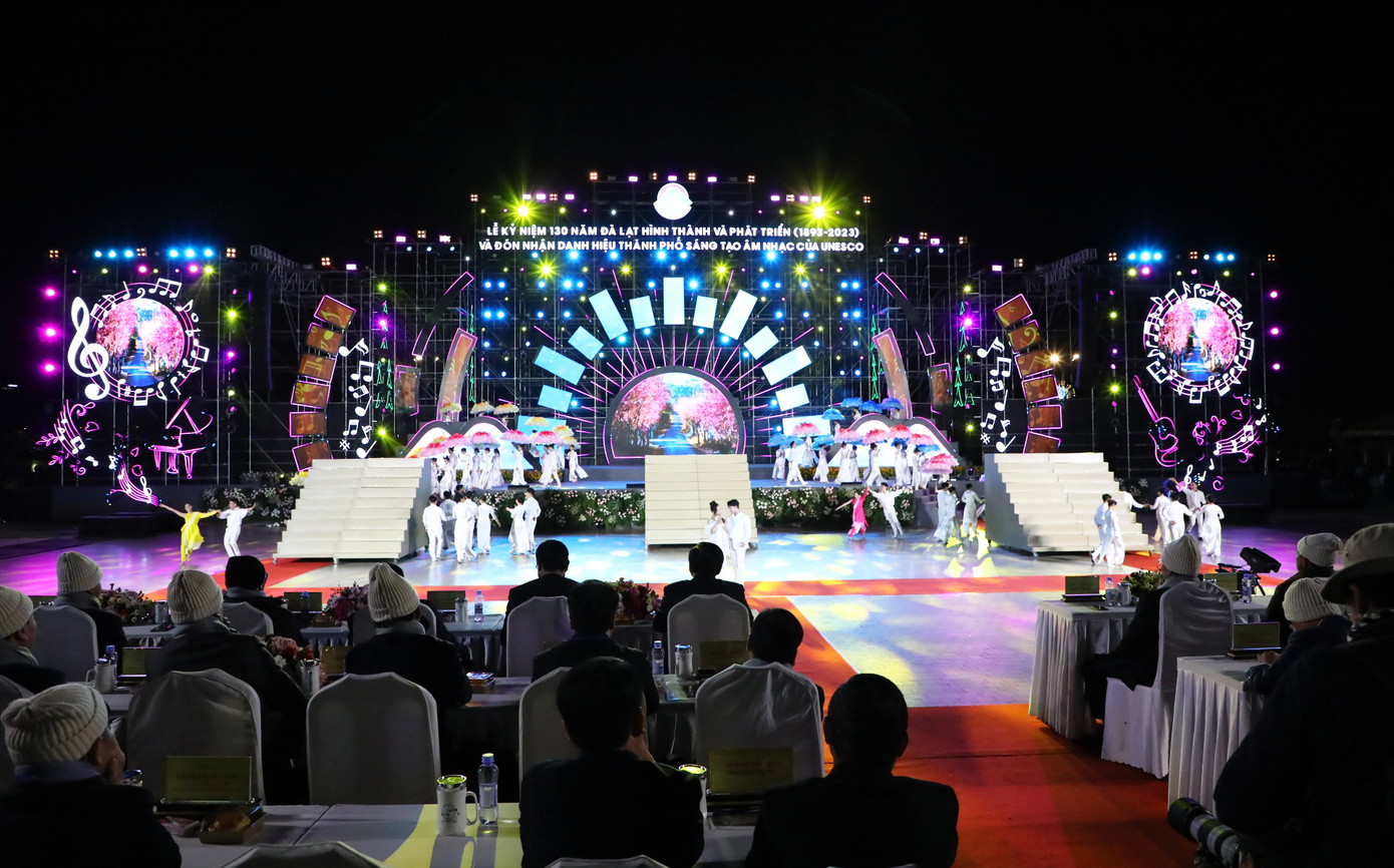 Quang cảnh buổi lễ kỷ niệm Quang cảnh buổi lễ kỷ niệm