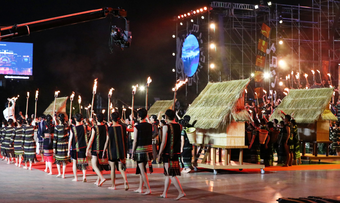 Cảnh diễn trong chương trình nghệ thuật chào mừng 130 năm Đà Lạt Cảnh diễn trong chương trình nghệ thuật chào mừng 130 năm Đà Lạt