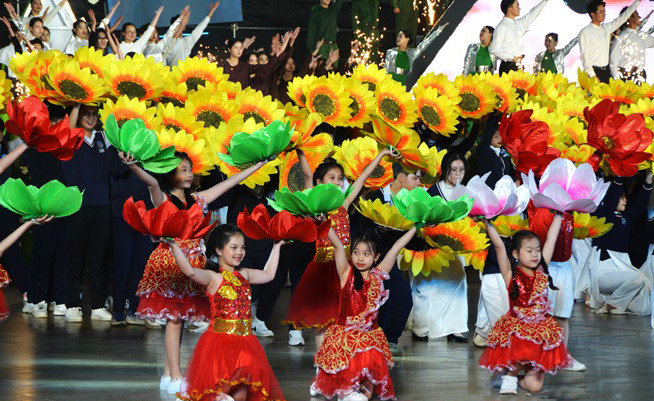 Màn đồng diễn tại lễ kỷ niệm 130 năm Đà Lạt Màn đồng diễn tại lễ kỷ niệm 130 năm Đà Lạt