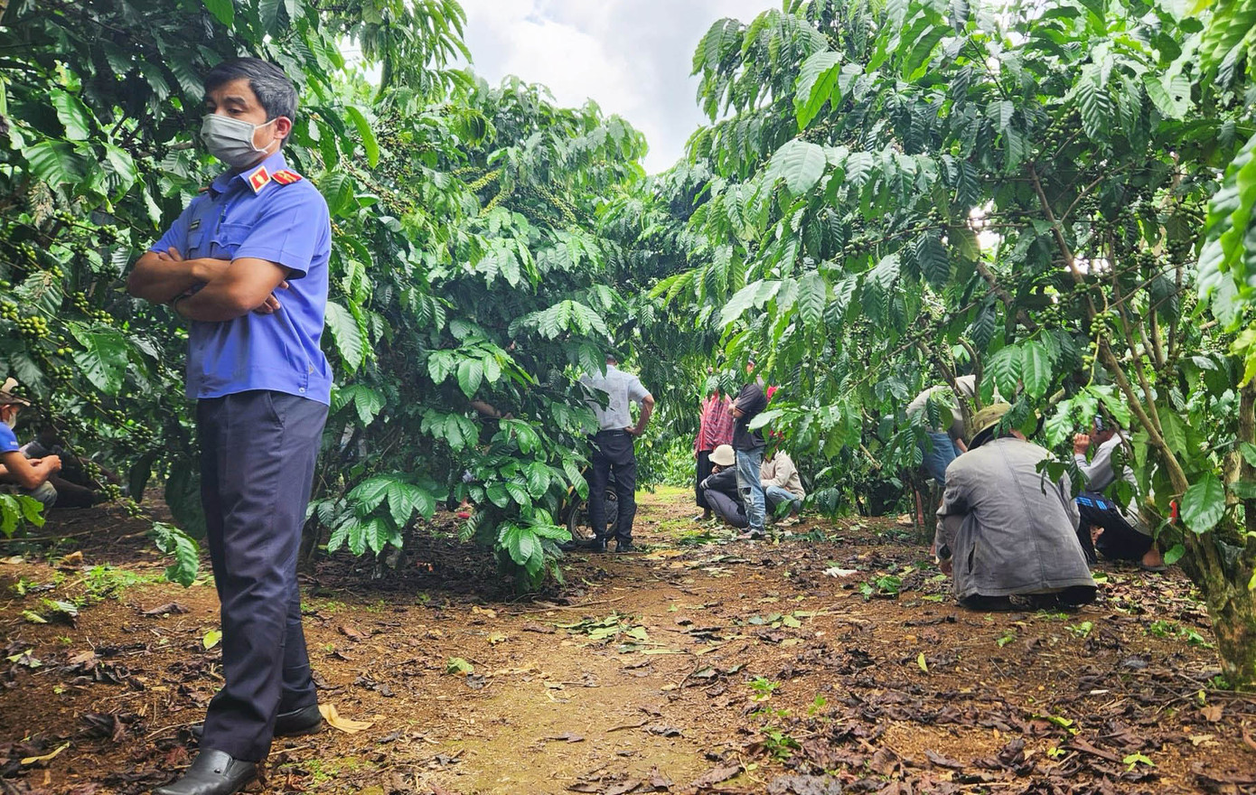 Lực lượng chức năng tổ chức khám nghiệm hiện trường, nơi phát hiện người đàn ông tử vong. Lực lượng chức năng tổ chức khám nghiệm hiện trường, nơi phát hiện người đàn ông tử vong.