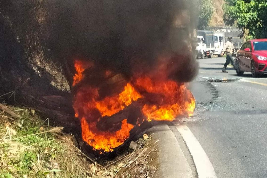 Xe khách bốc cháy ngùn ngụt trên đèo Bảo Lộc