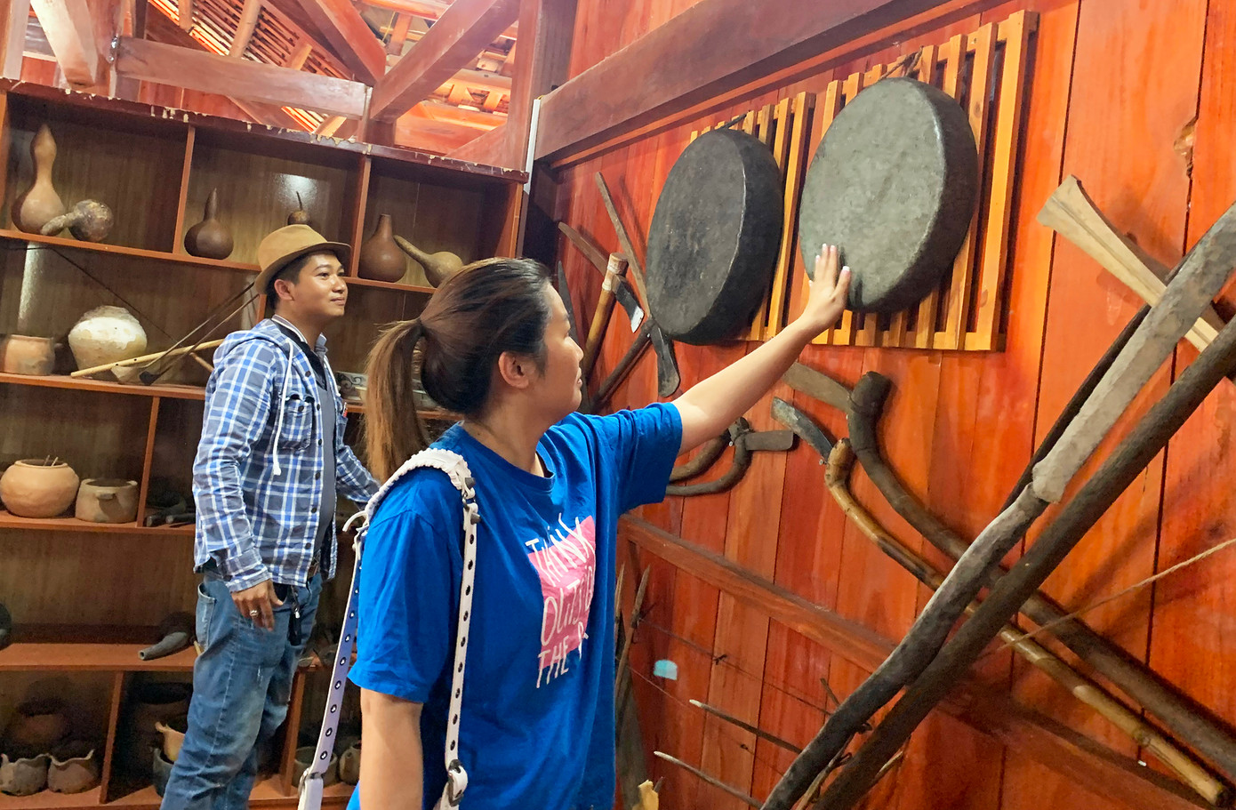 Du khách thích thú với nhạc cụ cồng chiêng.