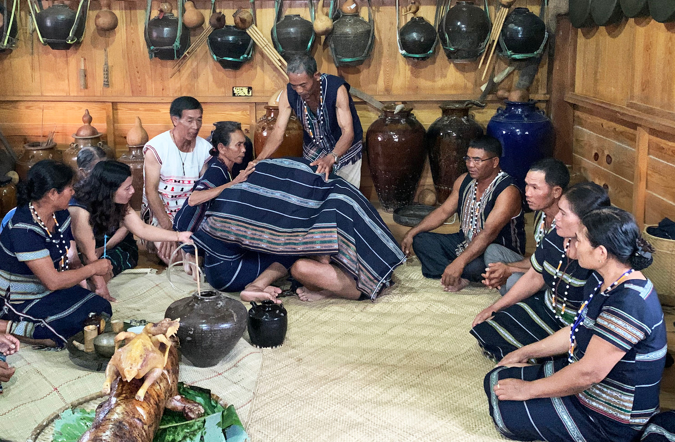 Trùm tấm chăn lên người cô dâu chú rể và nghi lễ cụng đầu.