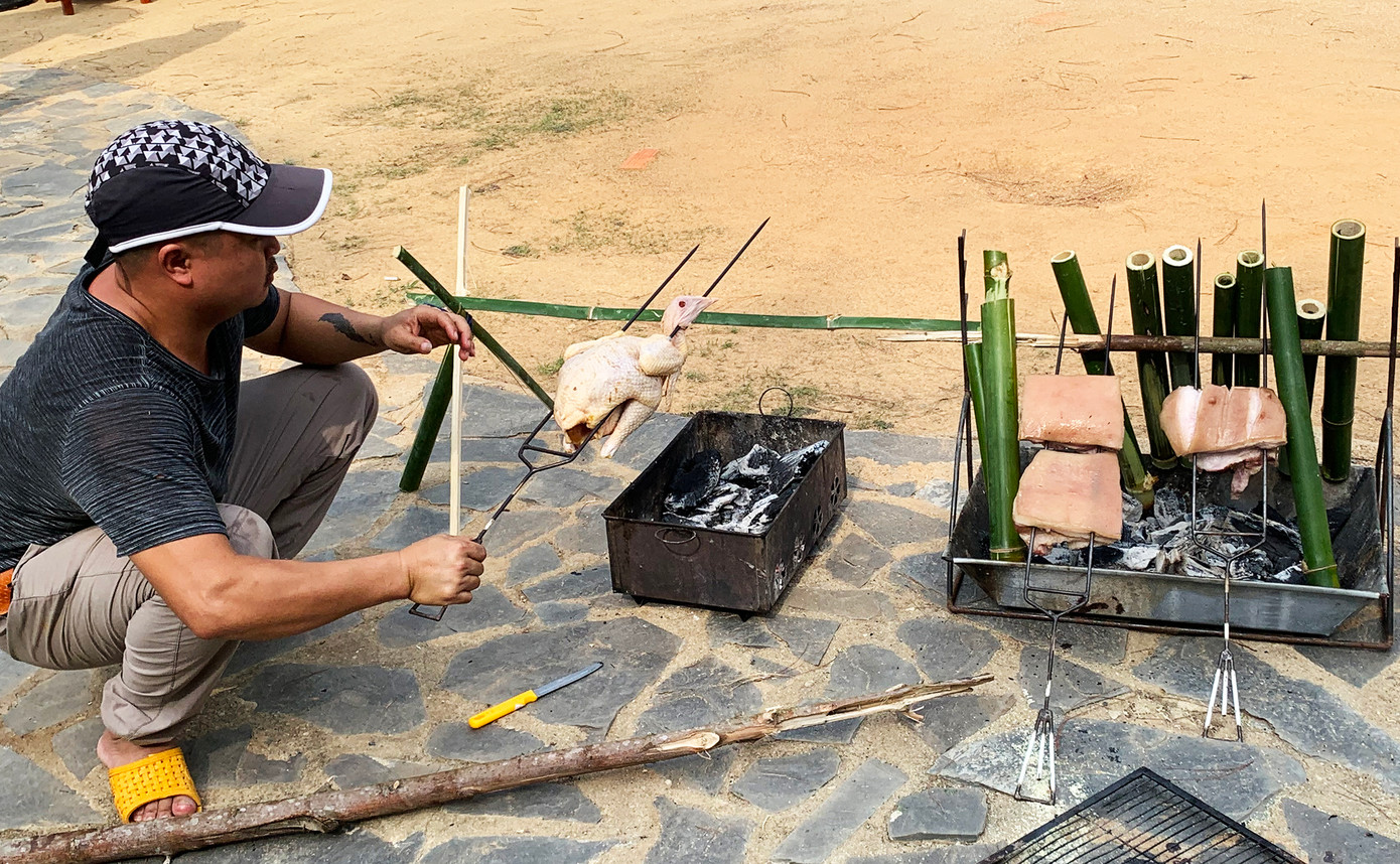 Chế biến món cơm lam, thịt nướng.