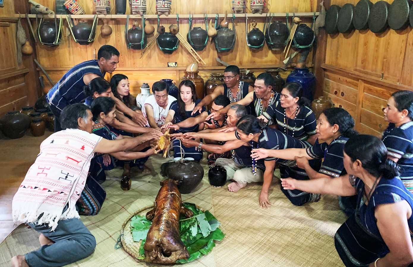 Thực hiện nghi lễ trong đám cưới của người K'Ho.