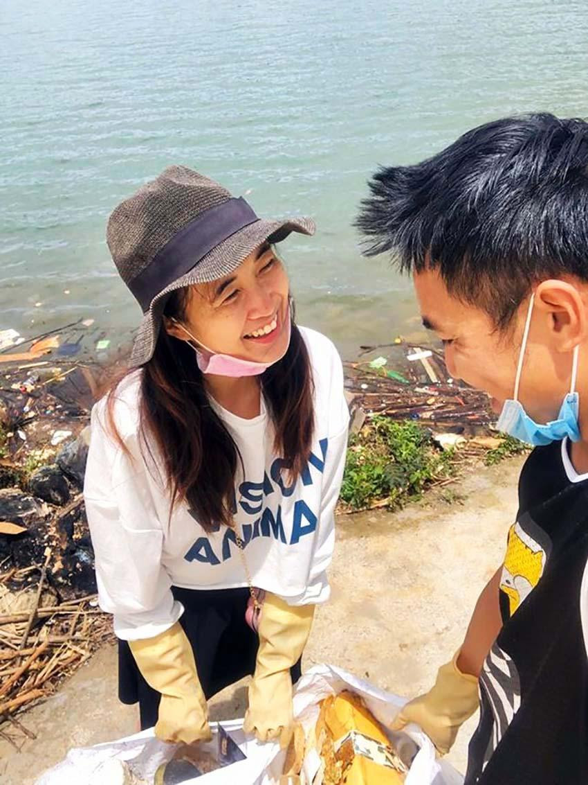 Đôi vợ chồng ở Đà Lạt tự nguyện dọn rác làm sạch môi trường hồ Tuyền Lâm Đôi vợ chồng ở Đà Lạt tự nguyện dọn rác làm sạch môi trường hồ Tuyền Lâm