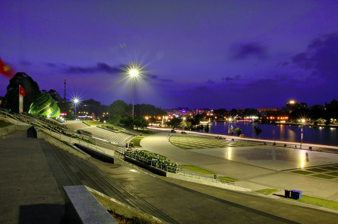 Quảng trường Lâm Viên, nơi thu hút rất đông du khách nhưng được dọn dẹp sạch bong. Ảnh: Hoàng Nguyên Quảng trường Lâm Viên, nơi thu hút rất đông du khách nhưng được dọn dẹp sạch bong. Ảnh: Hoàng Nguyên