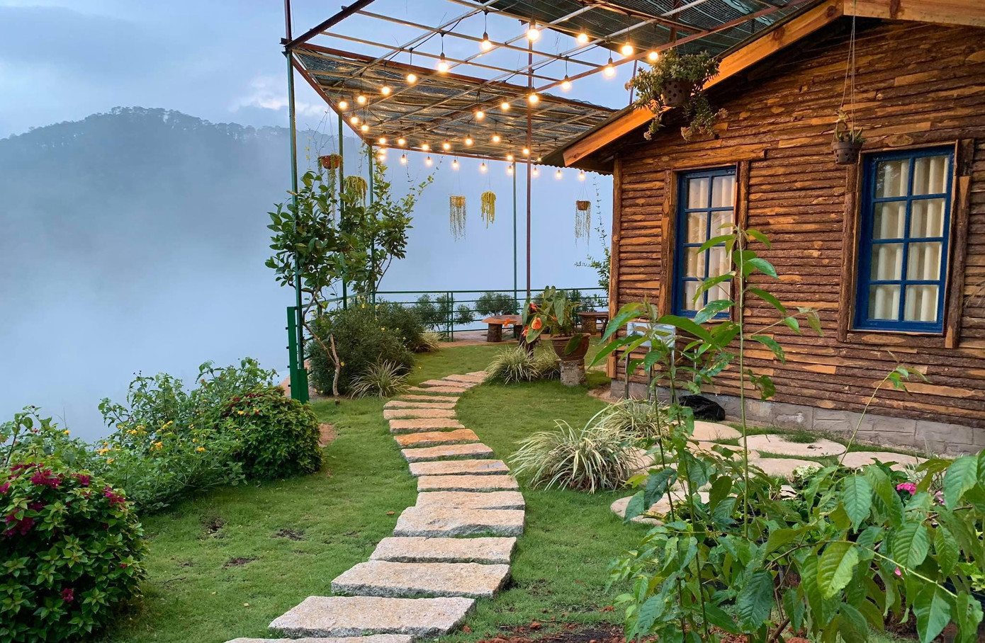 Ngôi nhà gỗ đơn sơ nhưng cũng rất duyên dáng bên rừng thông ẩn hiện trong sương mù Ngôi nhà gỗ đơn sơ nhưng cũng rất duyên dáng bên rừng thông ẩn hiện trong sương mù