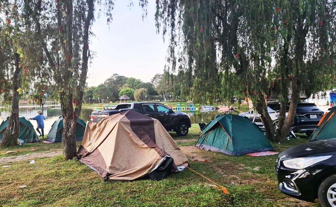 Du khách dựng trại ngủ qua đêm bên hồ Xuân Hương Du khách dựng trại ngủ qua đêm bên hồ Xuân Hương