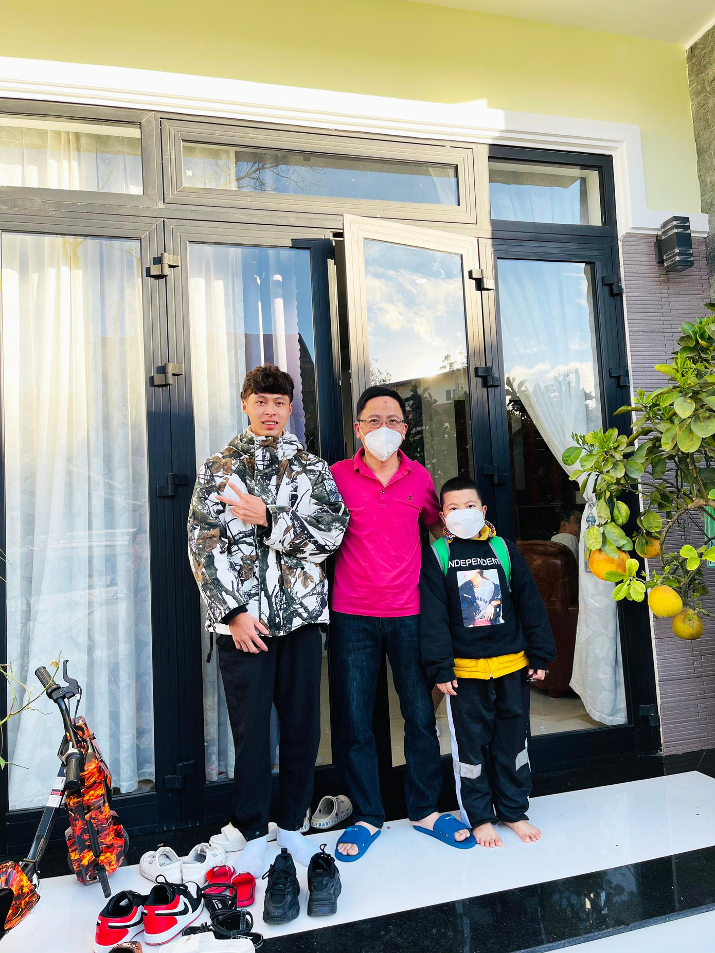 Du khách được lưu trú miễn phí chụp ảnh lưu niệm cùng anh Nguyễn Trà (áo đỏ) Du khách được lưu trú miễn phí chụp ảnh lưu niệm cùng anh Nguyễn Trà (áo đỏ)