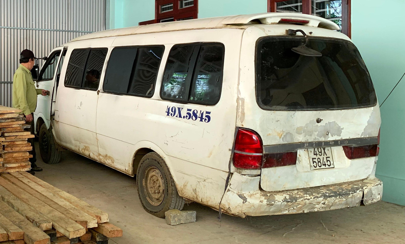 Tạm giữ chiếc xe khách chở gỗ tại Hạt Kiểm lâm Lạc Dương