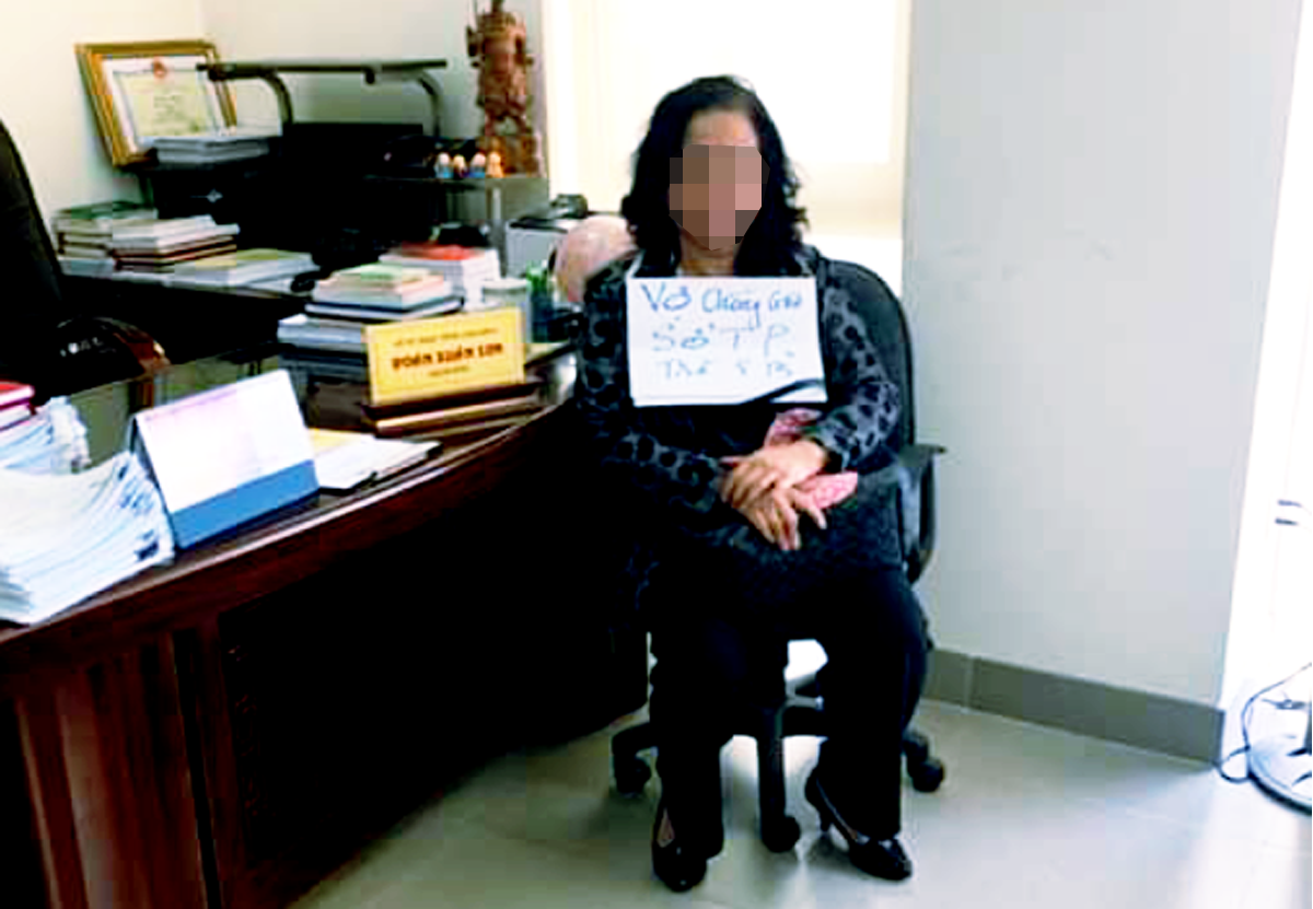 "Con nợ" cầm biển đòi nợ tại phòng làm việc của ông Đ.X.S -Giám đốc Sở Tư pháp, chồng của Liên "Con nợ" cầm biển đòi nợ tại phòng làm việc của ông Đ.X.S -Giám đốc Sở Tư pháp, chồng của Liên