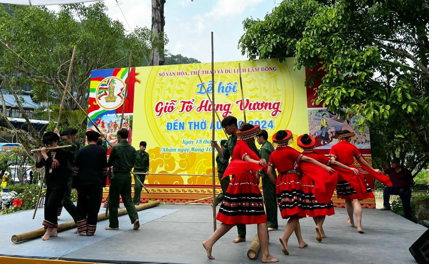 Vũ điệu của người thiểu số ở Lâm Đồng.