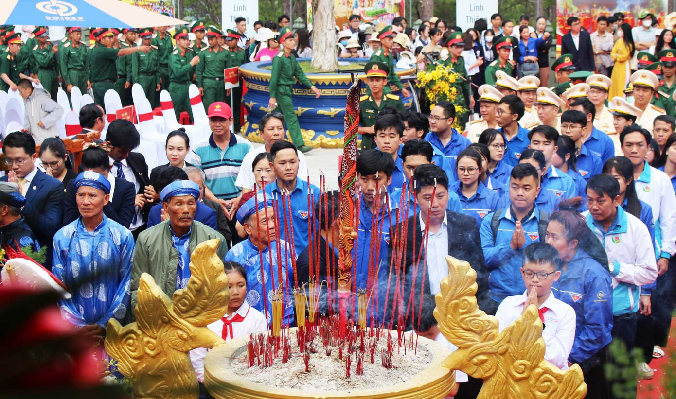 Dâng hương tưởng nhớ Quốc Tổ.