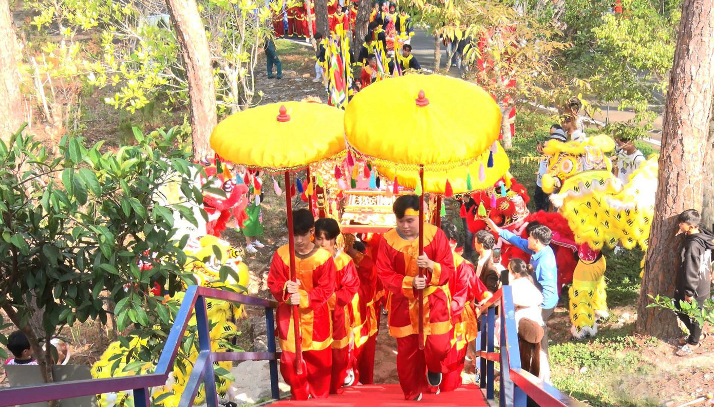 Rước lễ vật lên đền thờ Âu Lạc để làm lễ Giỗ Tổ.