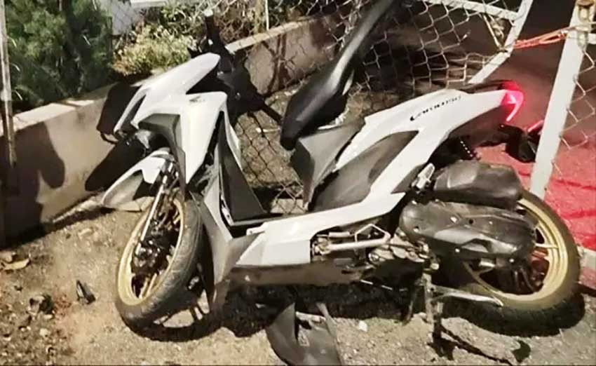 Chiếc xe máy tông vào cổng lưới B40