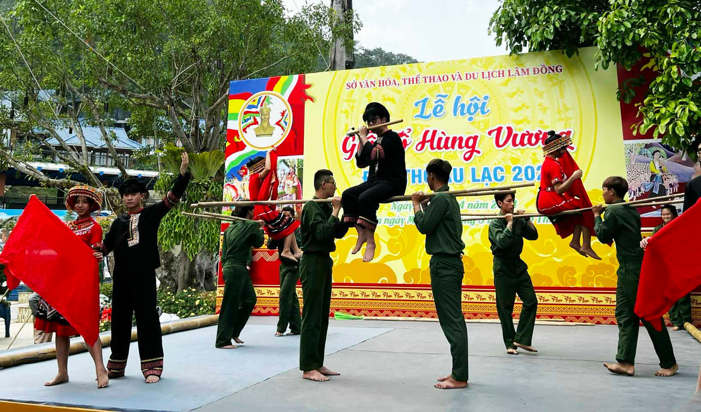 Trò chơi dân gian tại lễ hội.