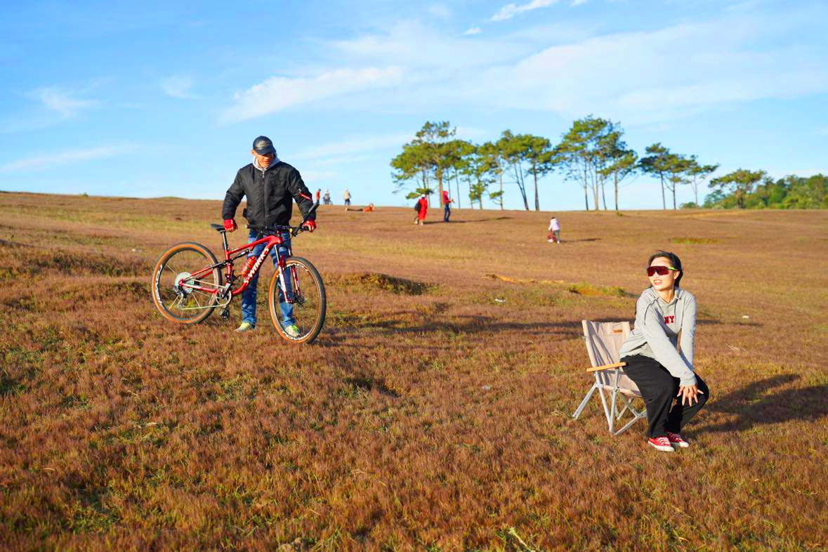 Giới trẻ check-in trên đồi cỏ hồng Giới trẻ check-in trên đồi cỏ hồng